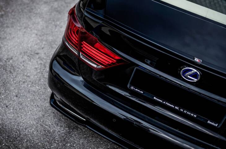 Central Rear Splitter Lexus LS Mk4 Facelift - immagine 2