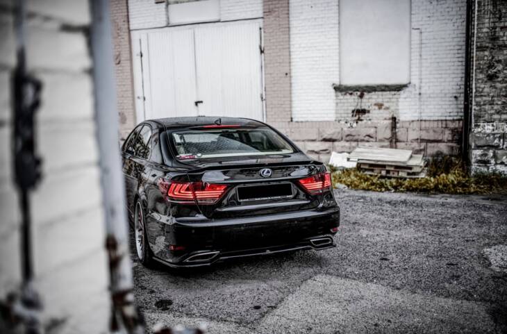 Central Rear Splitter Lexus LS Mk4 Facelift - immagine 6