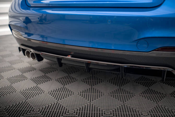Central Rear Splitter (with vertical bars) BMW 2 M-Pack F22 - immagine 3