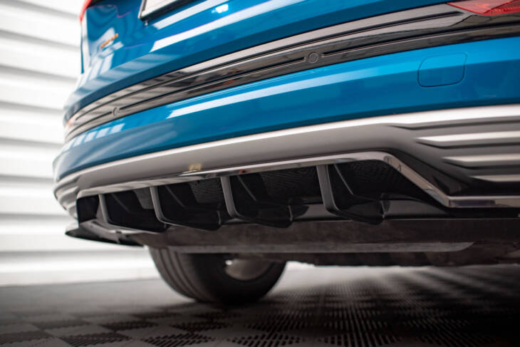 Central Rear Splitter (with vertical bars) Audi e-tron - immagine 7
