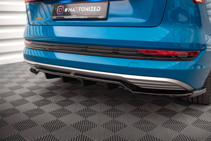 Central Rear Splitter (with vertical bars) Audi e-tron - immagine 5