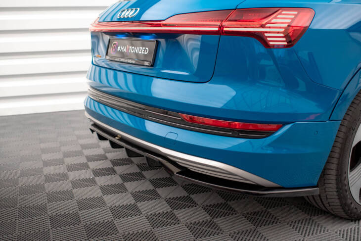 Central Rear Splitter (with vertical bars) Audi e-tron - immagine 6